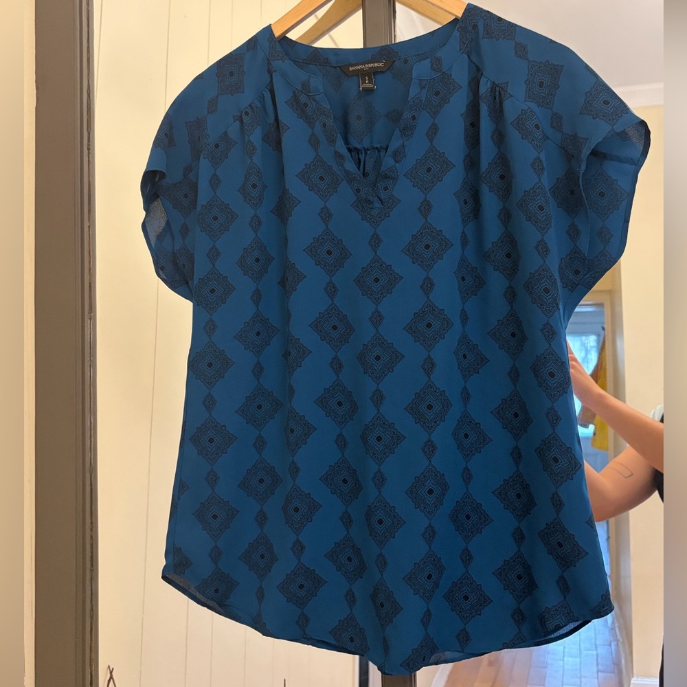 🌸 2 for 30 🌸 Banana Republic Blue Geometric Short-Sleeve Blouse Lightweight